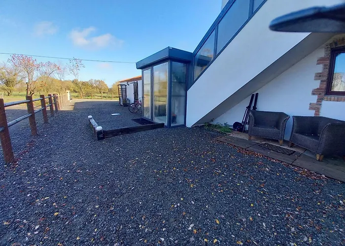 Renove Avec Piscine Chauffee Et Jardin Clos, A Proximite Des Plages Et De La Campagne Bio. - Fr-1-426-531